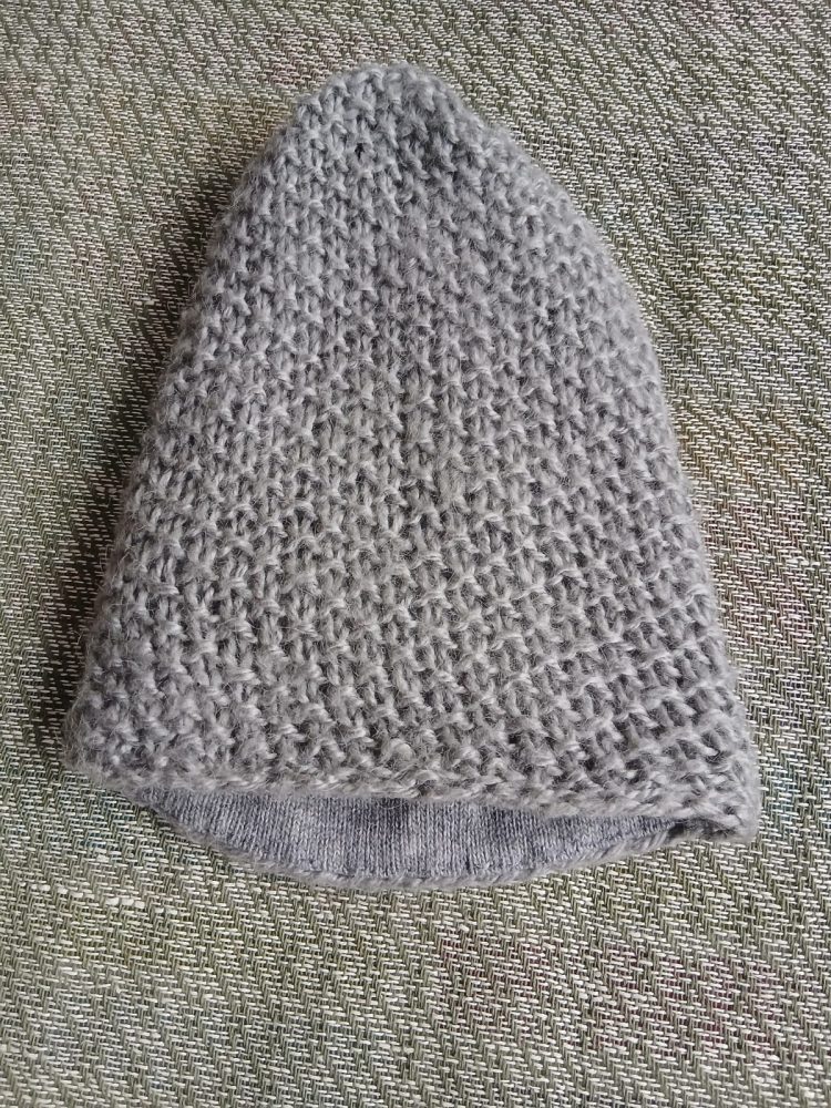 Adīta sieviešu cepure PELĒKA