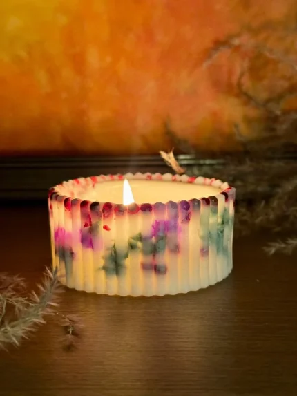 Laternu svece ar dabīgiem ziediem