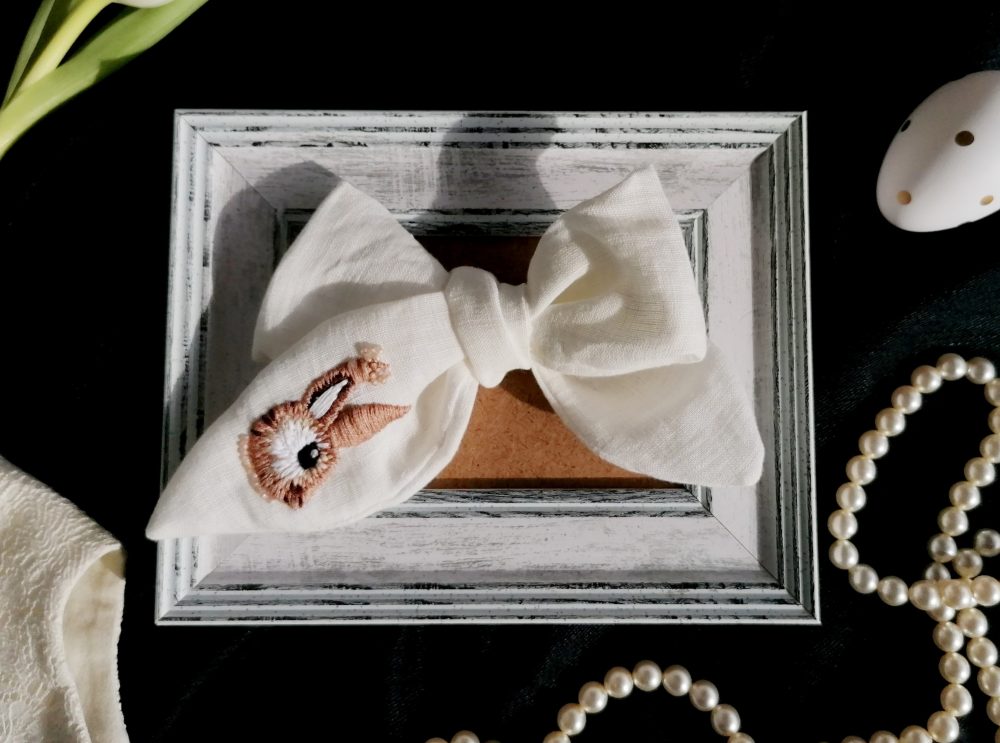 Balta lina matu bante ar izšūtu zaķi