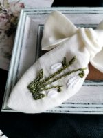 Tuvplāns baltai lina matu bantei ar detalizētu sniegpulkstenīšu izšuvumu un zaļām pērlītēm.