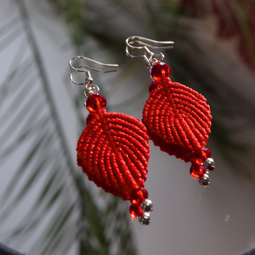 sarkani auskari roku darbs