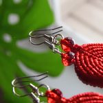 Sarkani makrame auskari ar stikla pērlēm - Attēls 2