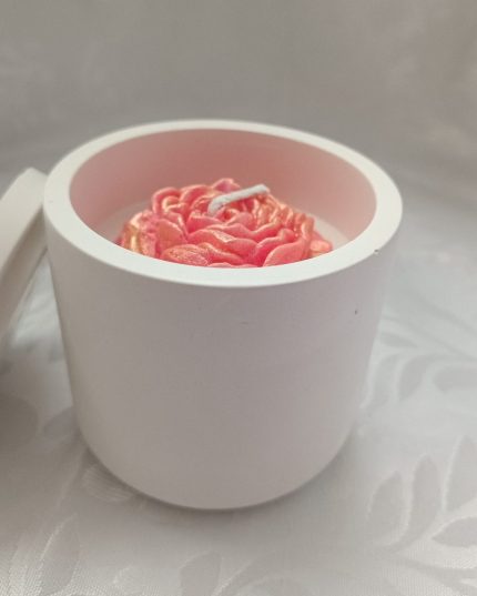 svece ar rozes un jasmīna aromātu