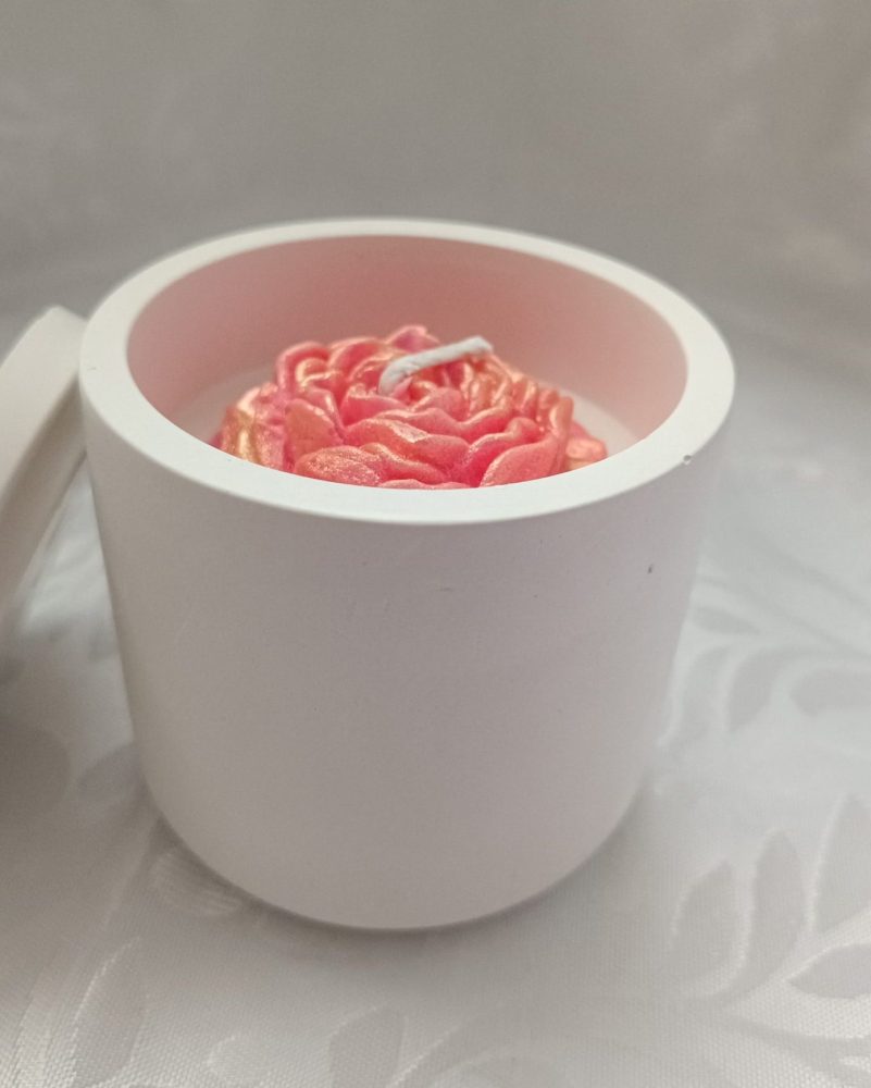 svece ar rozes un jasmīna aromātu