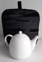 tējkannas cepure - sildītājs, Cepure labi der kafijas vai tējas kannai, lai saglabātu dzērienu siltu ilgākam laikam.