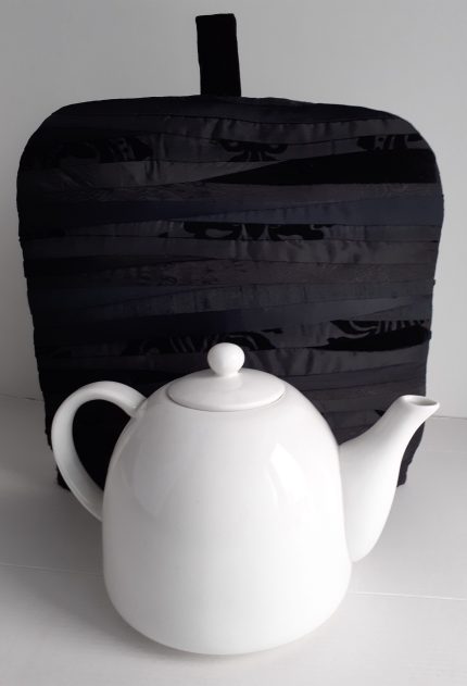 tējkannas cepure - sildītājs, Cepure labi der kafijas vai tējas kannai, lai saglabātu dzērienu siltu ilgākam laikam.