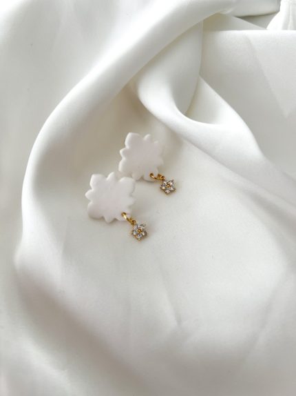 balti auskari no polimērmāla