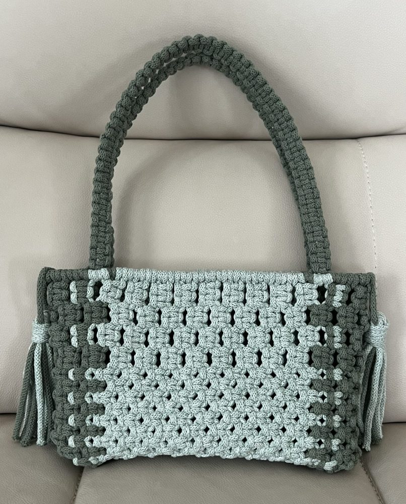 zaļa makrame soma no pārstrādāta kokvilnas auduma