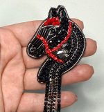 Rokām darināta broša – Zirgs