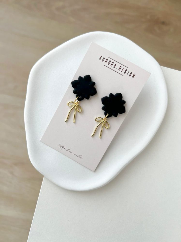 melni auskari ar zeltu