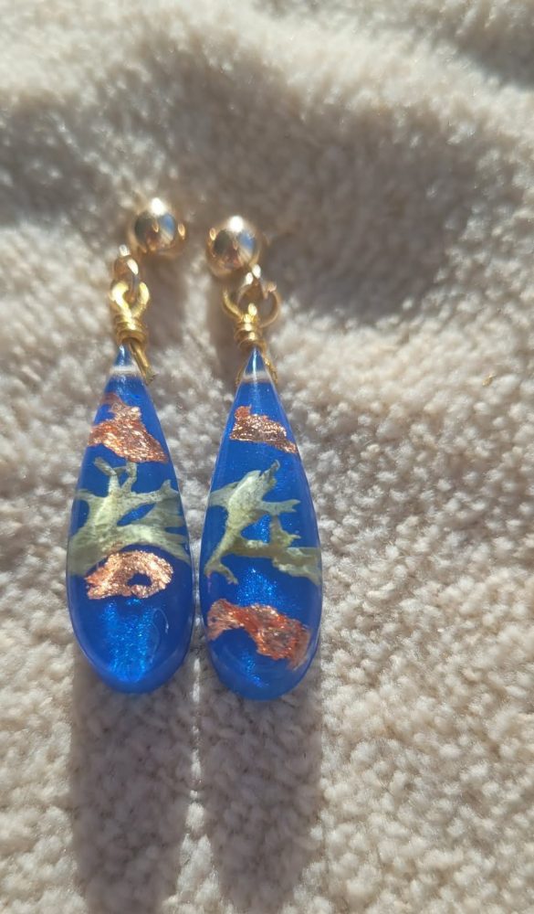 zili auskari ar zeltu