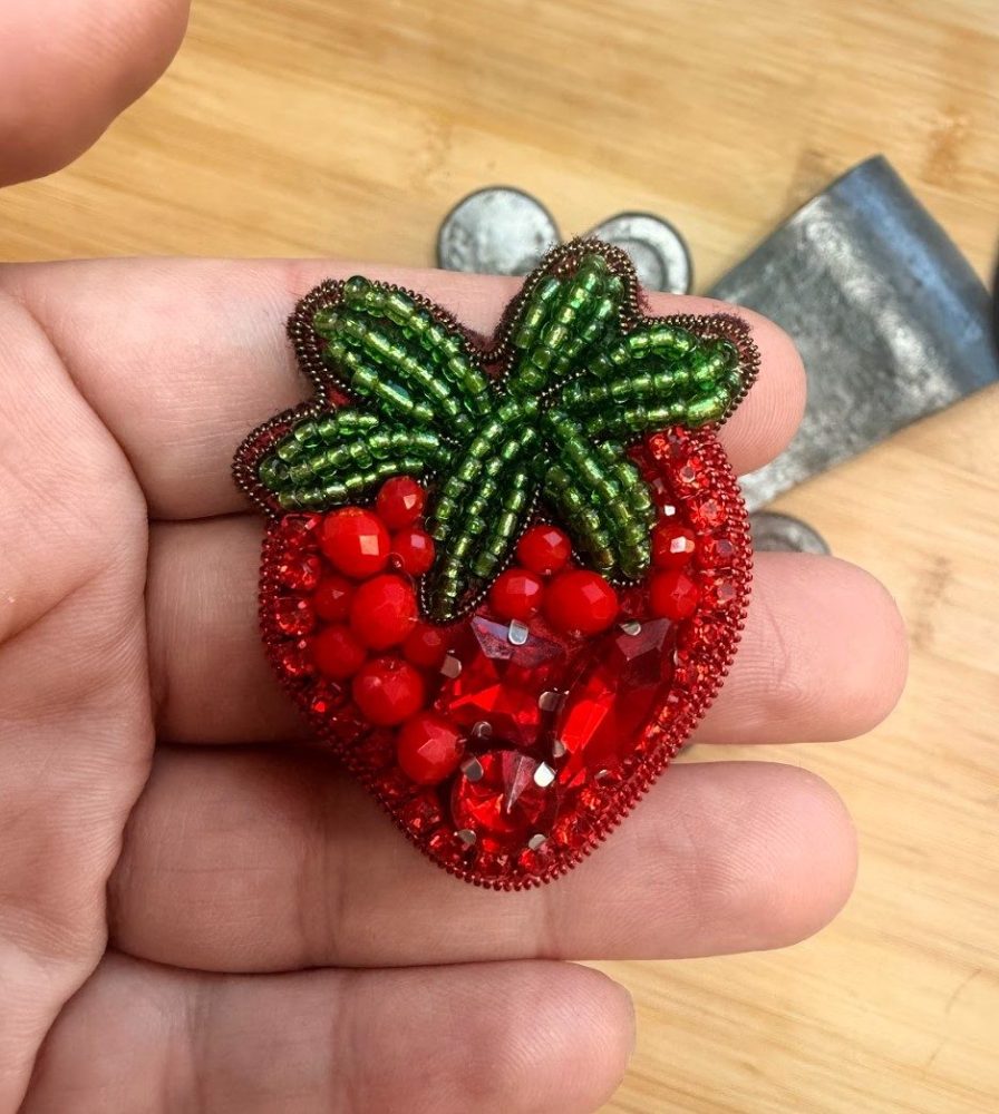 Rokām darināta broša – Zemene