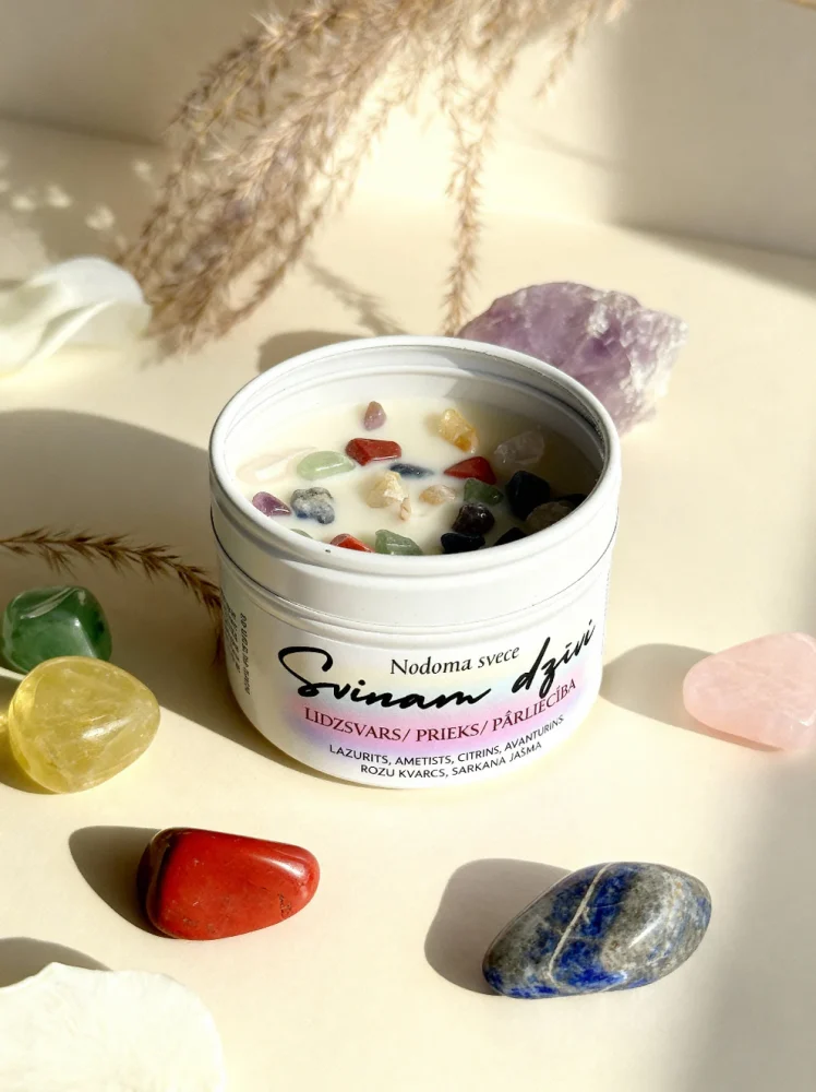 Nodoma svece ar dabīgajiem kristāliem