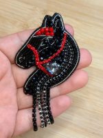 Rokām darināta broša – Zirgs - Attēls 3