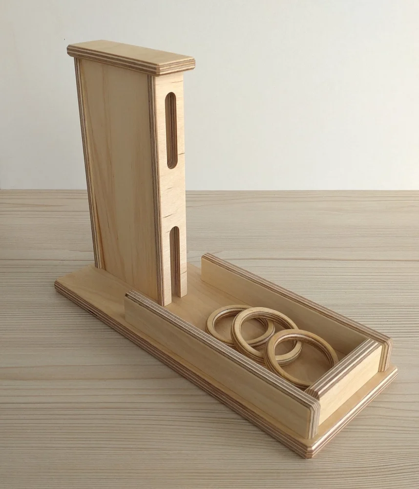 Rotaļlieta koka rinķu statīvs