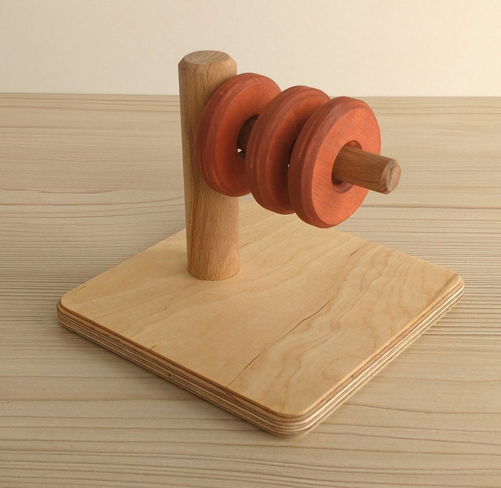 Koka rinķi uz horizontāla stieņa