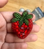 Rokām darināta broša – Zemene - Attēls 2