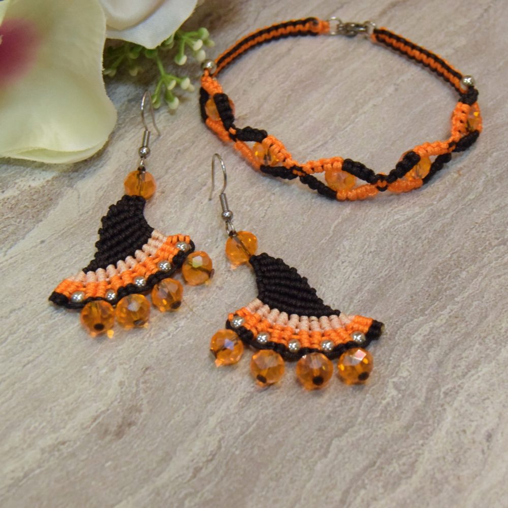Krāsaini makrame auskari un rokassprādze ar pērlēm, komplekts