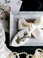 Balta lina matu bante ar izšuvumu – sniegpulkstenītes ar zaļiem akcentiem, bērnu matu aksesuārs pavasarim un Lieldienām.