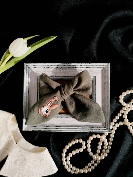 Lina matu bante ar zaķīša izšuvumu un pērlītēm.