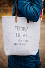 Pelēka filca soma ar apdruku. '' Treniņa lietas. Hāh jokoju, našķi un vinčuks