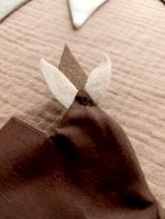 Pūces maska bērniem no kokvilnas un filca ar piešūtām drošām detaļām.