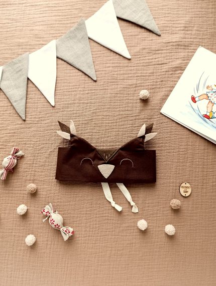 Pūces maska bērniem no kokvilnas un ar piešūtām filca detaļām.