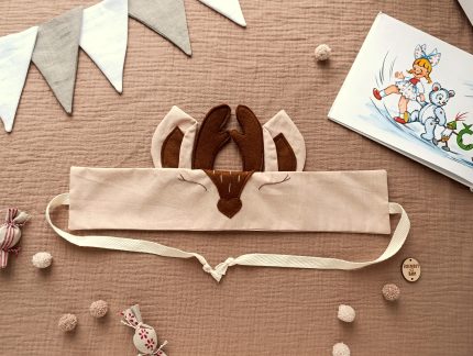 Roku darbs stirnas maska bērniem – meža dzīvnieku maska teātrim un svētkiem.