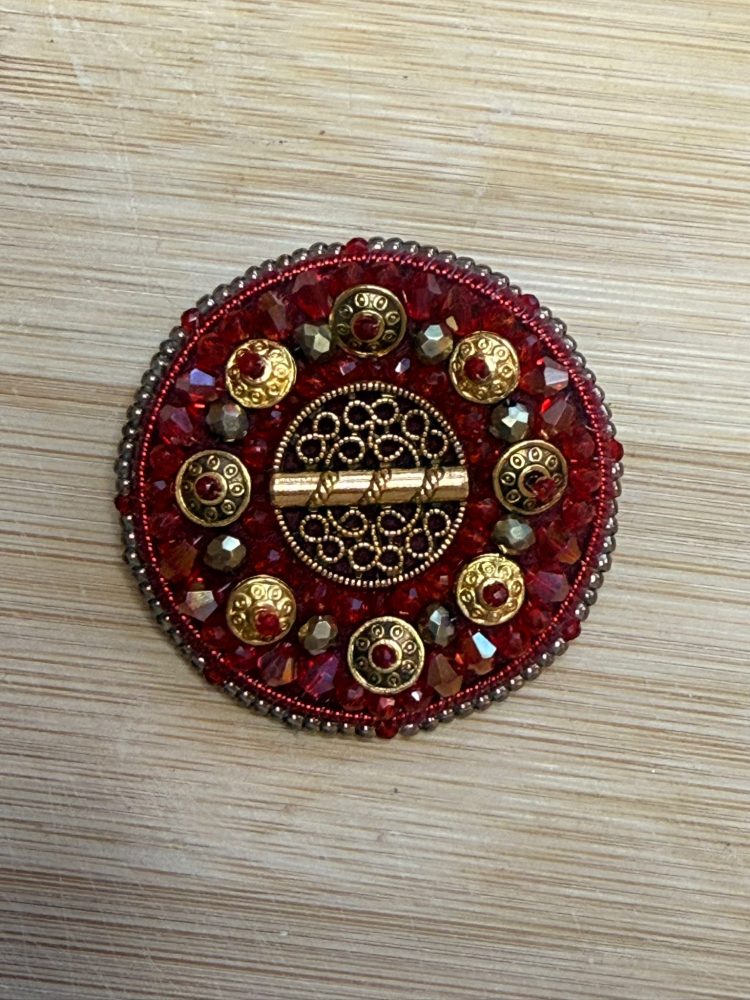 sakta stilizēta broša