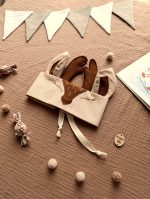 Stirnas maska bērniem tuvplānā ar rūpīgi piešūtām detaļām un mīkstu galvas lenti.