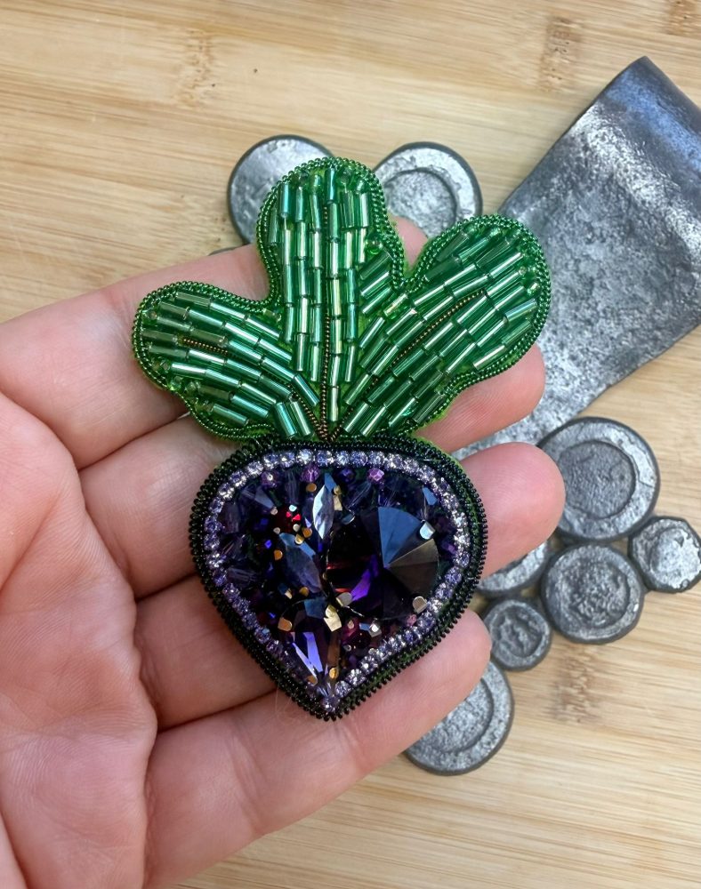 interesanta piespraude biete ar akmentiņiem