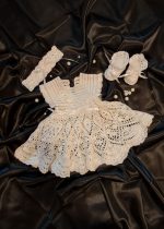 balta kristību kleita