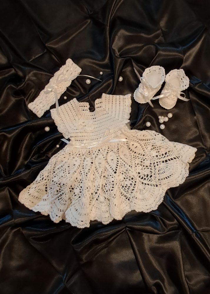 balta kristību kleita