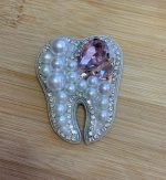 Rokām darināta broša ZOBS - Attēls 4