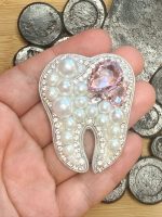 piespraude zobiņš ar kristāliņiem