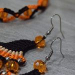 Krāsaini makrame auskari un rokassprādze ar pērlēm, komplekts - Attēls 3