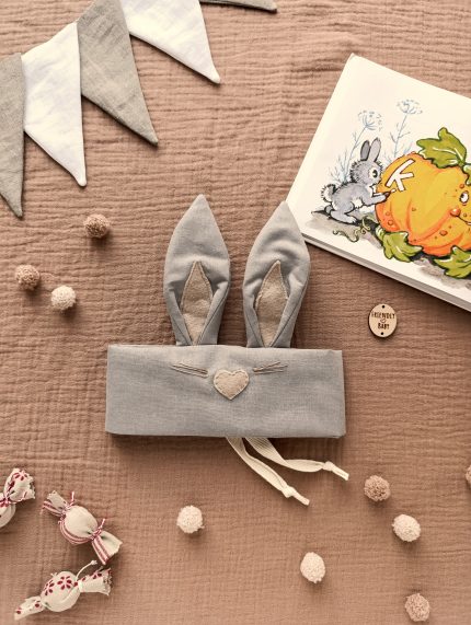 Roku darbs zaķa kostīms bērniem – auduma maska lomu spēlēm un Lieldienām.