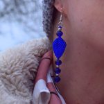 Zili makrame auskari ar stikla pērlēm - Attēls 2