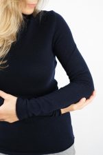 bītlene ar augsto apkakli tumši zila