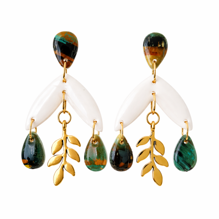 auskari balti ar zeltu