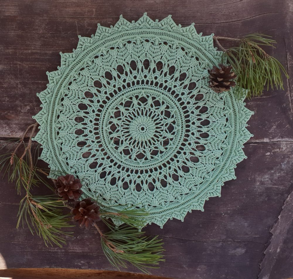 dekoratīva galda sedziņa roku darbs