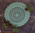 dekoratīva galda sedziņa roku darbs