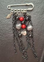 Piespraude ar ķēdītēm un pērlēm SARKANA - Attēls 2