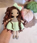 tamborēta lellīte ar gariem matiem roku darbs