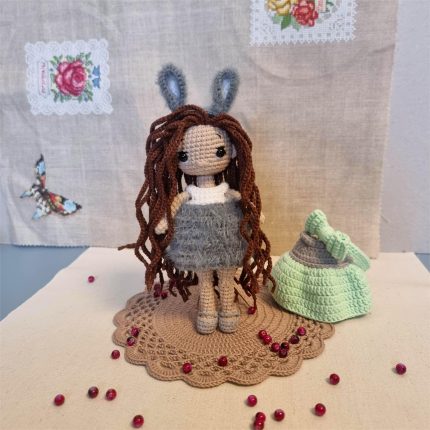 tamborēta lellīte ar gariem matiem