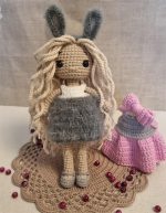 tamborēta lellīte ar gaišiem gariem matiem, mīļmantiņa meitenēm