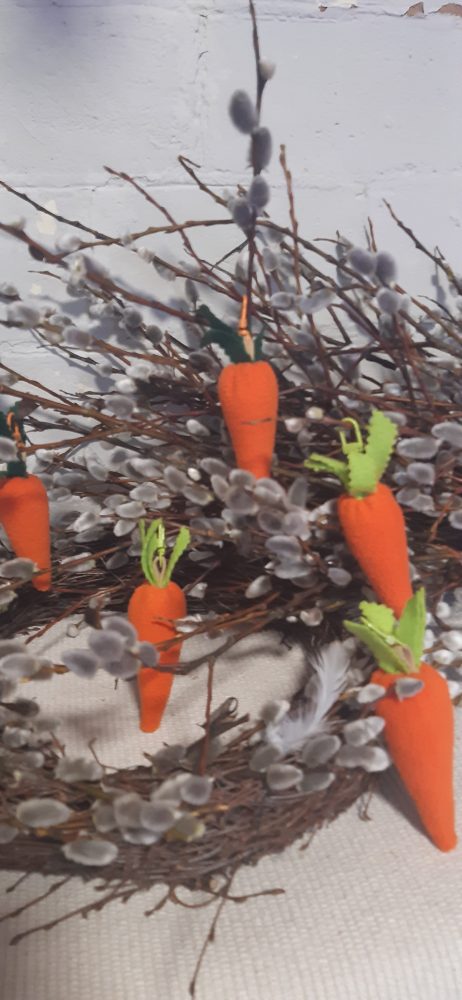 Piekariņš atslēgām. Izgatavots no filca auduma ar metāla stiprinājumu, spilgti oranžā krāsā.