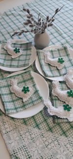 Rūtains galdauts ar salvetēm un dekoriem - Attēls 2