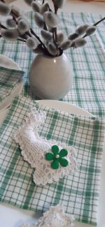 Rūtains galdauts ar salvetēm un dekoriem - Attēls 3