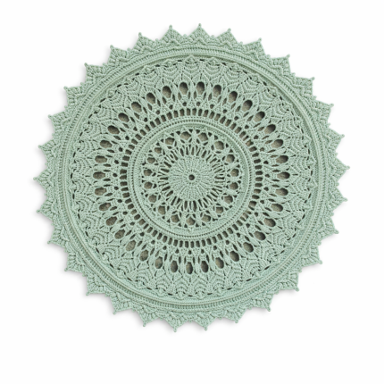 dekoratīva galda sedziņa roku darbs